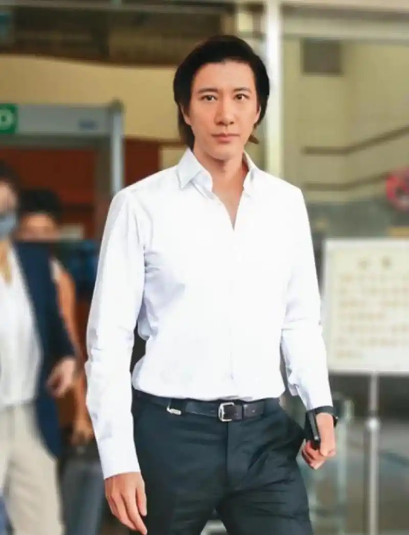 而这一次露面,王力宏穿着干净的白色衬衫,头发变得乌黑,整个人精神