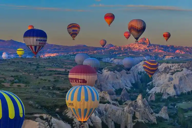 空中的风景 —卡帕多奇亚热气球 ——王小刚