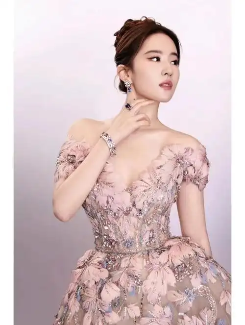 刘亦菲在迪士尼亮相,比宝格丽晚宴还牛,穿礼服走红毯被叫公主