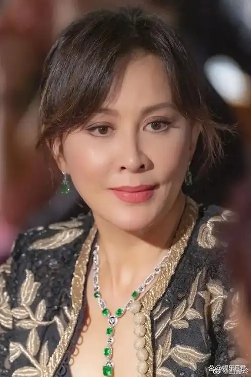 58岁刘嘉玲戴后冠容光焕发,皮肤紧致状态佳,完全看不出真实年龄