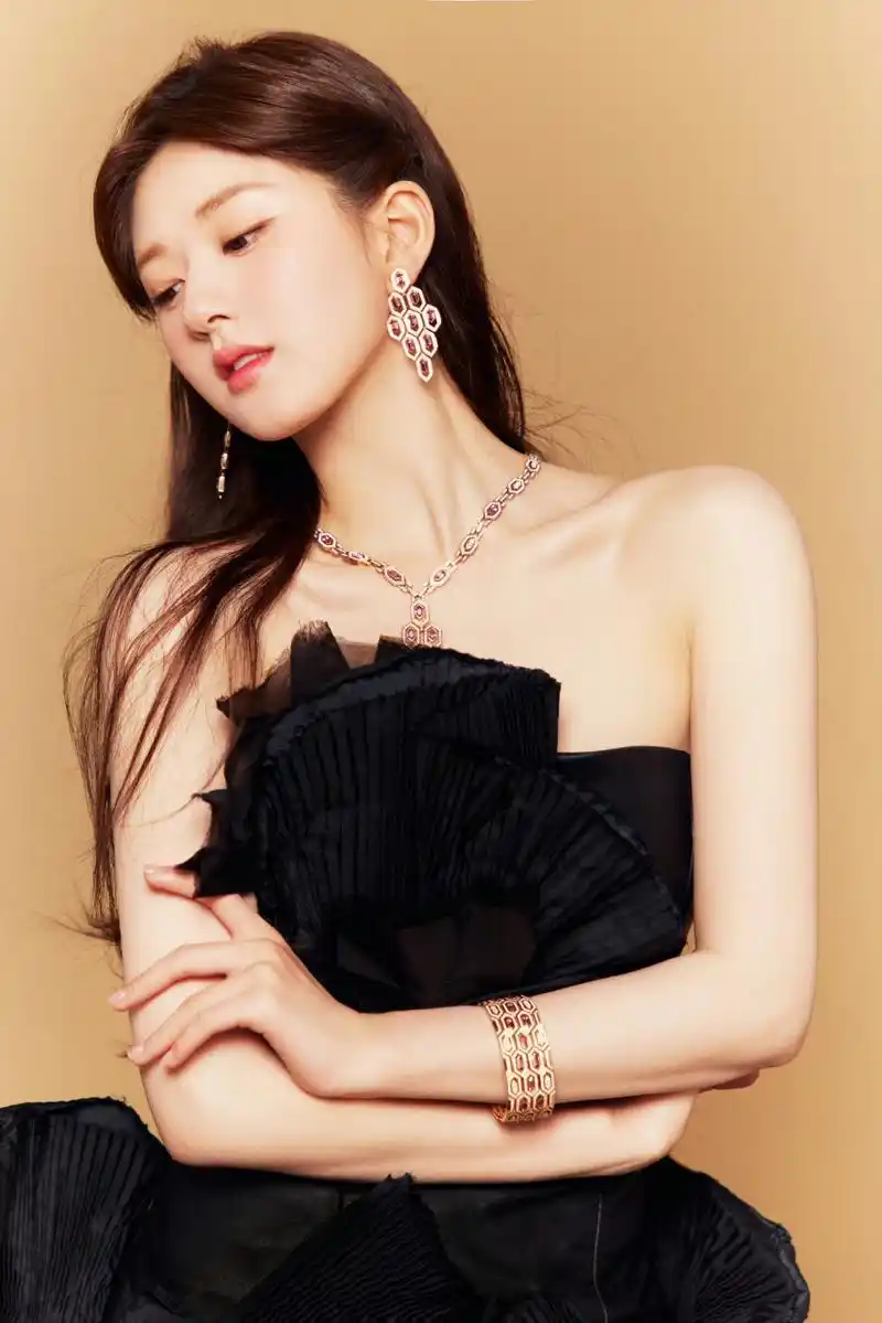 赵露思盛装黑色礼服