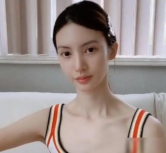 有种真实叫金晨的素颜,别人都美颜开到底,她却用死亡前置原相机_网易