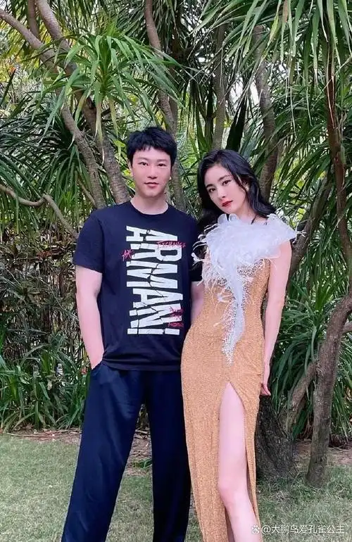 不少明星,艺人在个人社交平台上晒出了自己和杨幂的合影,表达对她的