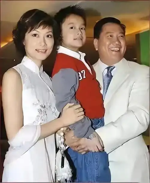 当代男儿万梓良和老婆(河南女婿万梓良)19