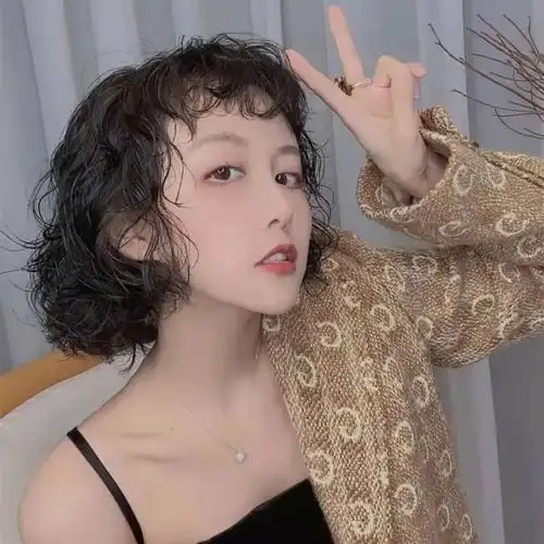 复古港风满头卷烫发太火了