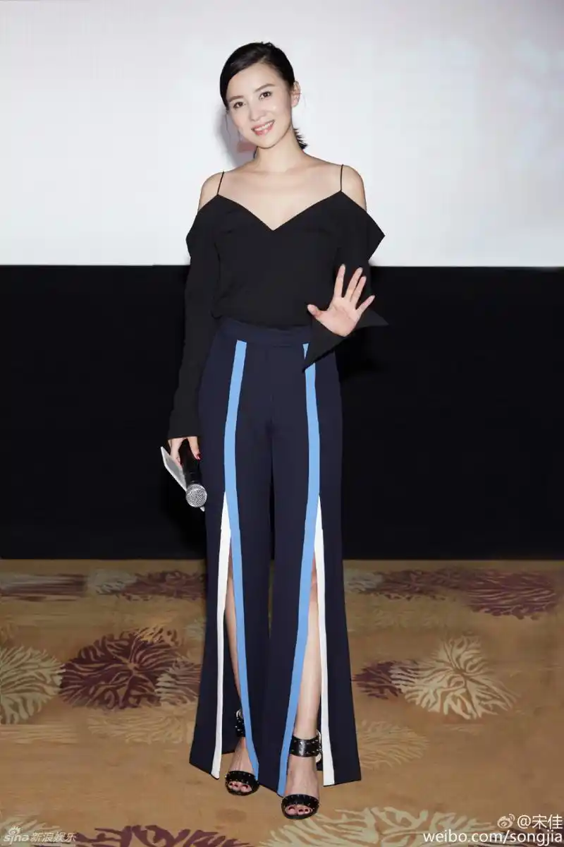 宋佳晒美照上围丰满