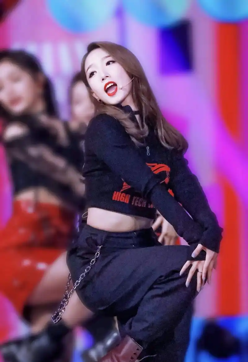 舞台上的孟美岐太闪耀了,身材婀娜,活力满满,美成一道光!