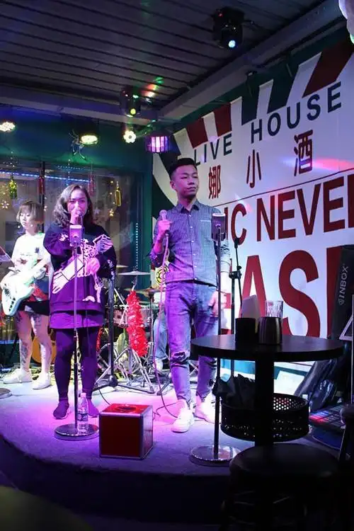 娜娜城市的守夜人一个有温度的小酒馆