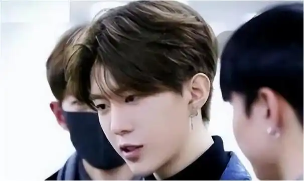 同陷未婚生子传闻范丞丞含糊其辞王一博果断辟谣