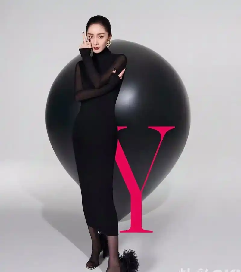杨幂黑色高跟鞋秀身材,上演女郎造型