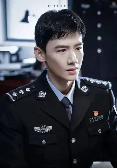 白敬亭,终于明白相看两不厌,唯有敬亭山_特警_白鸽_身手