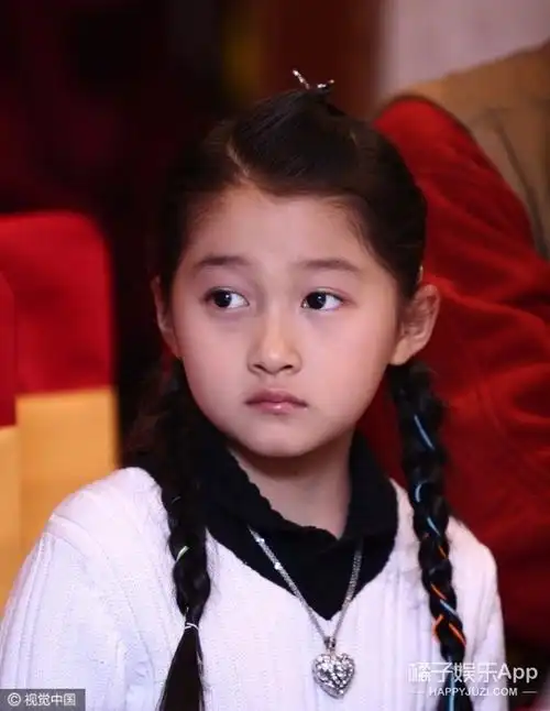 今天,小编就带大家翻阅下"关晓彤"童年时期的老照片,让你看下关妹子