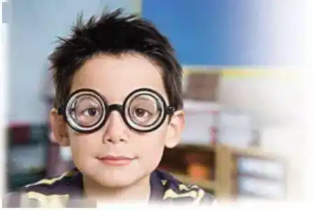 近视2900度哈尔滨10岁男孩把验光仪都整死机了为啥这么严重