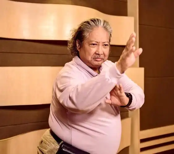 儿媳妇周家蔚回应洪金宝突然暴瘦苍老她曾在节目中因担心公公身体而