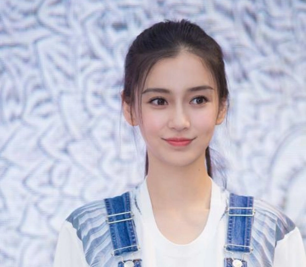 杨颖素颜现身机场,卸下妆容的她有些吓人,眼神真的很抢镜!