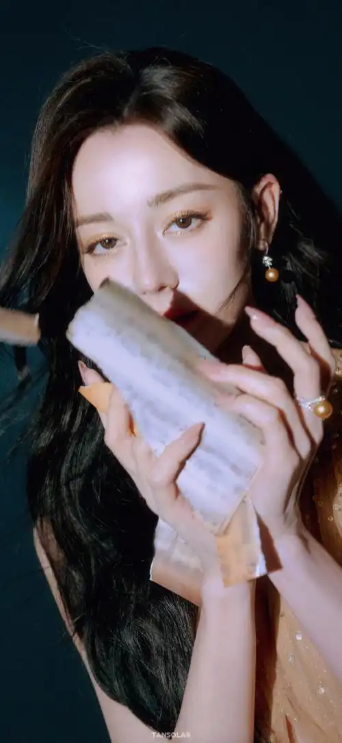 迪丽热巴缝了裙子##闵塔鲨晒迪丽热巴造型