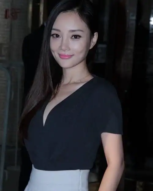 李小璐深夜热舞穿露脐装大秀身材至少年轻20岁