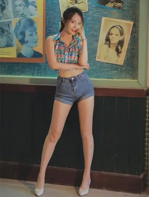 王子文恋爱后换发青春高腰短裤搭长靴太少女完全不像34岁辣妈