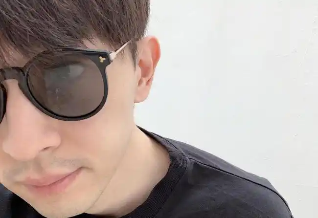 邓伦胡子拉碴满脸疲惫嘴上的细节引人注意