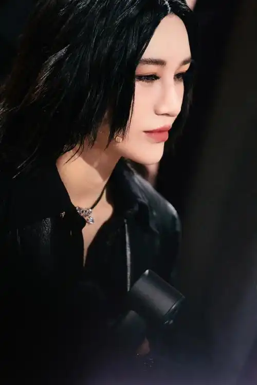 尚雯婕皮衣好a##尚雯婕复古皮衣