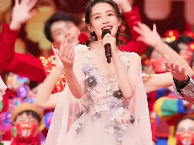 梦海官宣肖战李沁五搭男方发博辟谣恋情不会在一起