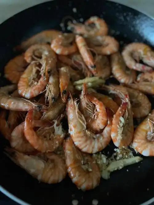 孩子吃饭挑食,做了这个蒜蓉虾特别爱吃做法如下:1.