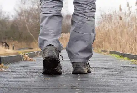 雨中行走路人图片-雨中行走路人素材-雨中行走路人插画-摄图新视界