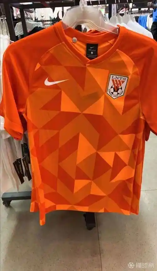 山东鲁能新款球衣的色块是随机花纹!