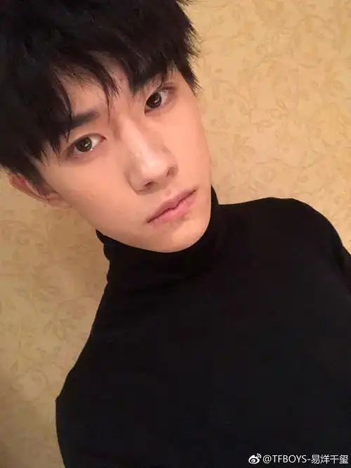 易烊千玺的ins自拍素颜加前置苏到飞起就是这黑眼圈太明显了