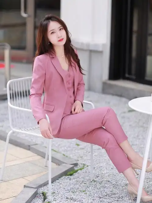 西装太过于距离感的仙女们可以选色粉色套装霸气中还带了许多温柔感