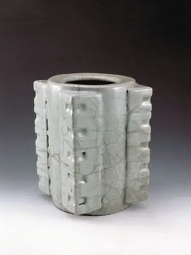 南宋 官窑琮式瓶 h19.5cm   估价:9,000,000-12,000,000