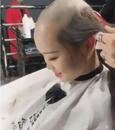 女子跑到理发店剃光头得知原因后连理发师都不忍心下手