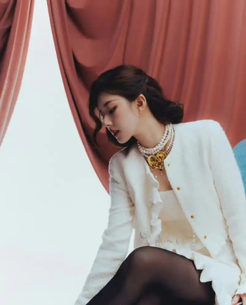 赵露思黑丝  搭配一个高跟鞋就更完美了