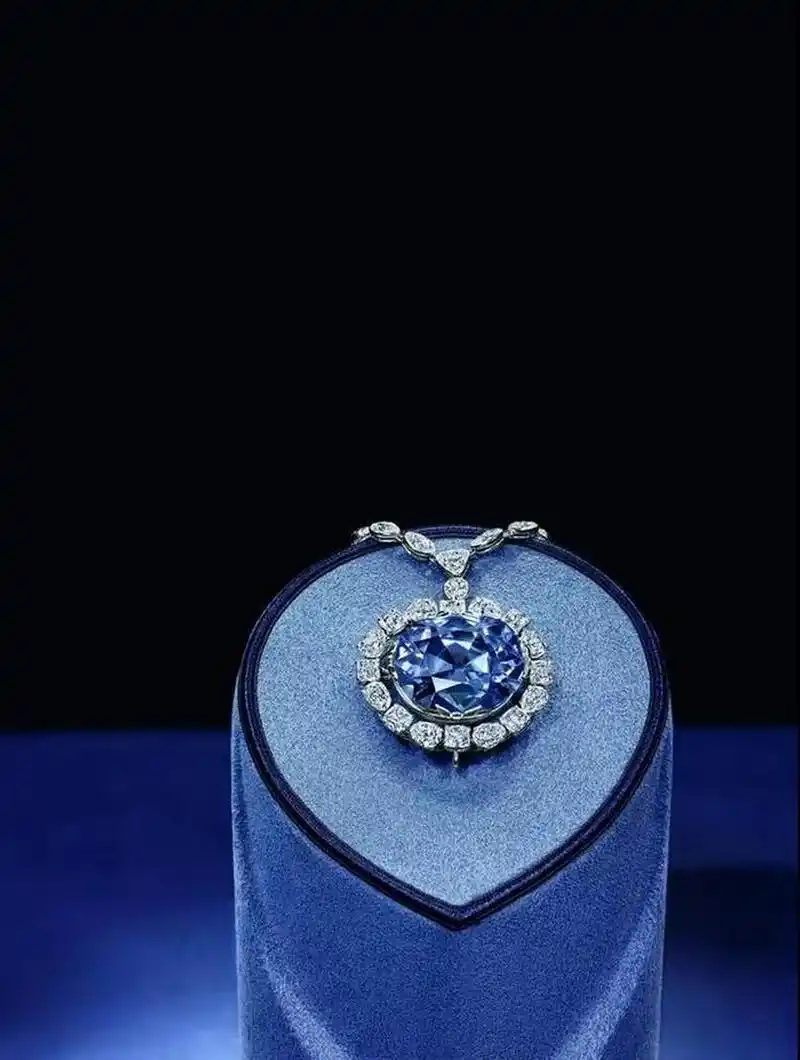 泰坦尼克号里海洋之心项链的原型,是著名的希望蓝钻,当时,电影剧组