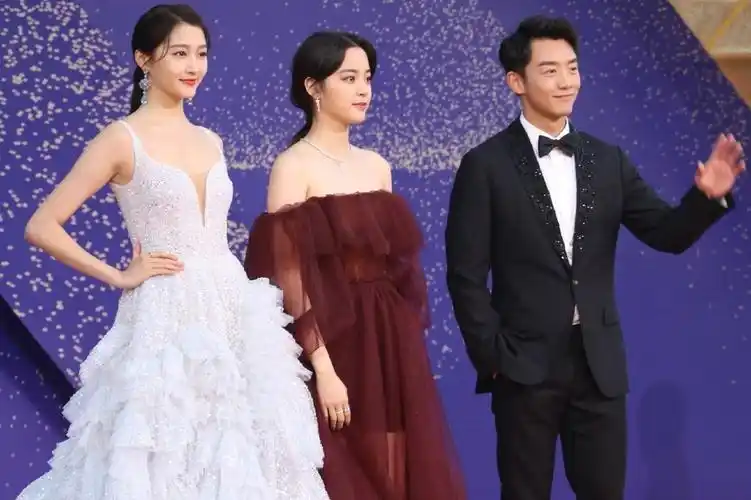 欧阳娜娜和关晓彤一起走红毯,亮了