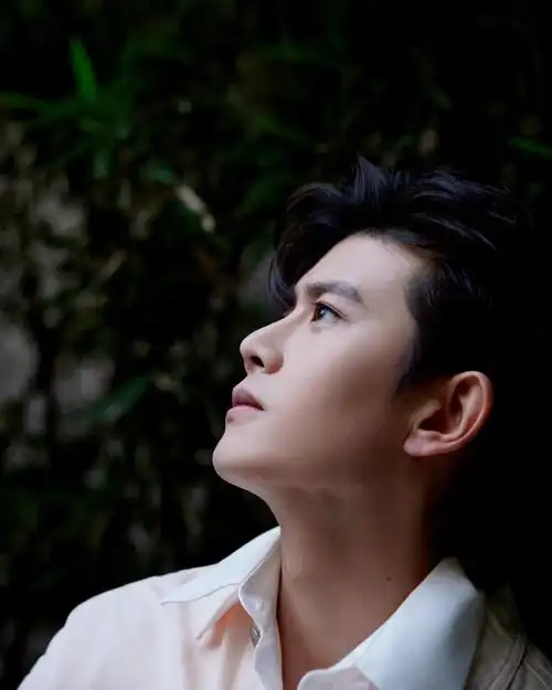 任嘉伦新发型好酷:气质秒变插图4