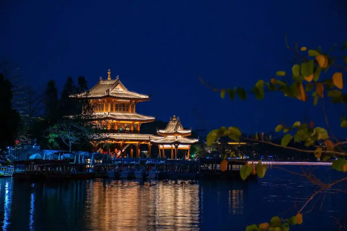 上有天堂,下有苏杭 杭州西湖夜景 91 91 91 #杭州西 - 抖音