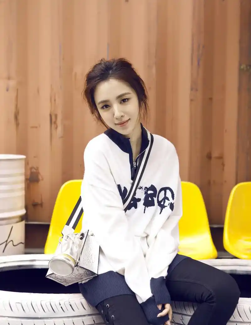 美女演员王晓晨时尚街拍高清图片