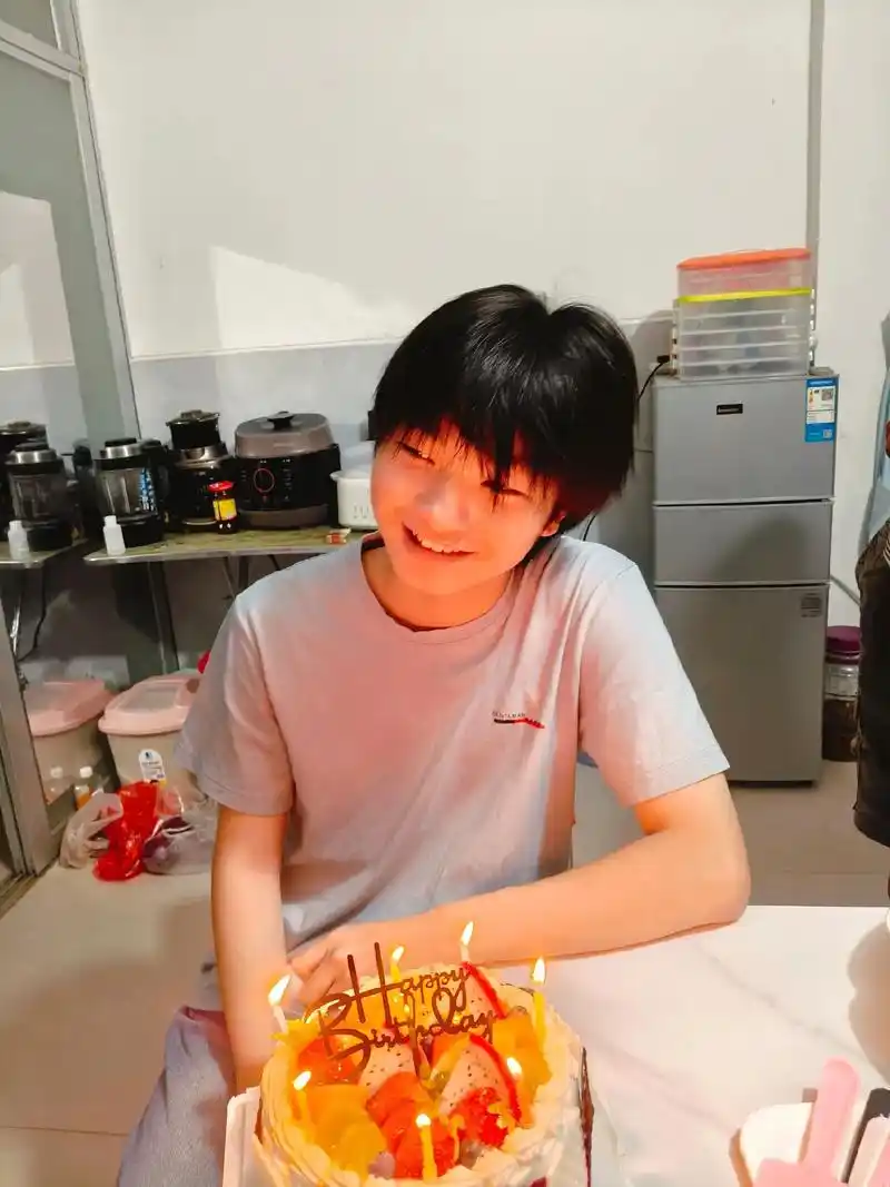 我的男孩,17岁生日快乐!不求你多优秀,但一定是一个