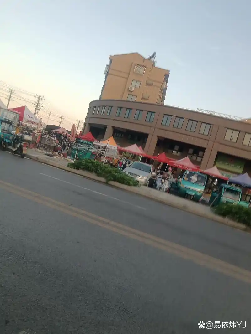 江苏省盐城市阜宁县阜城镇厦门路段长期被各种摊点占据,造成道路拥堵