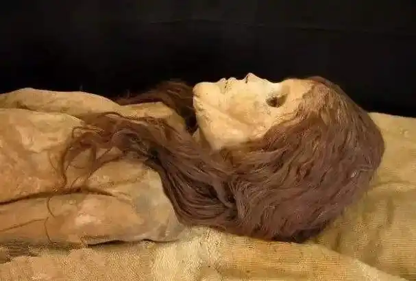 2003年新疆挖出女干尸