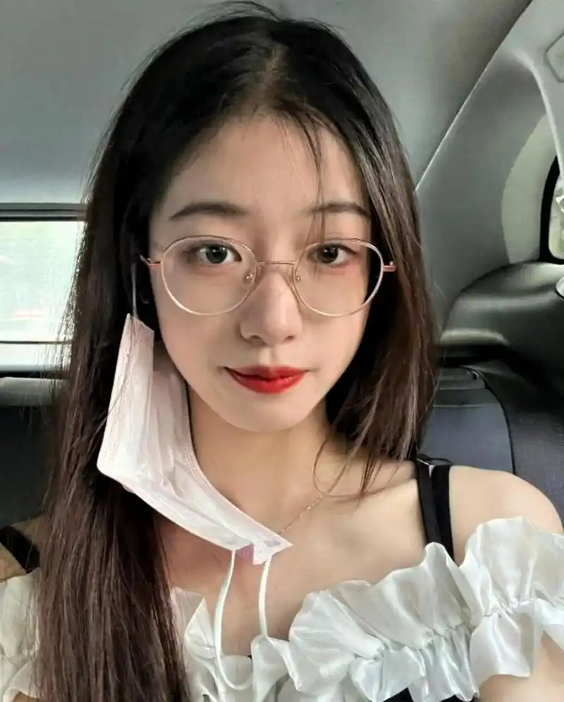 戴眼镜的女孩子你中意吗