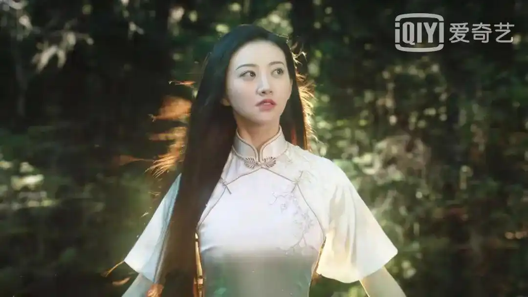 司藤刚出场的第一组造型就封神了,珍珠白真丝重缎大袖旗袍搭配刺刑儋