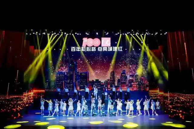 将七十载奋斗岁月搬上舞台,武汉城建集团大型文艺演出喜迎国庆致敬
