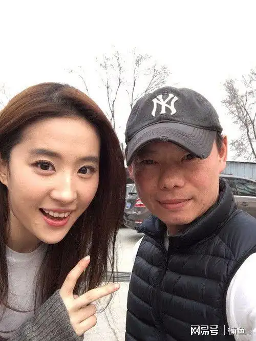 明星与路人合影,佟丽娅全智贤气场太强,而这两位真的美到发光