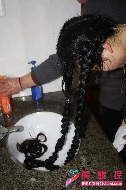 剪下女孩的2米超长发老高1847