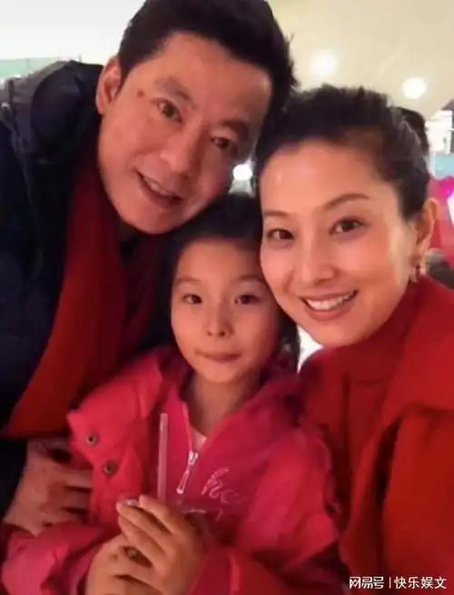 57岁孙思瀚与妻女齐聚美国娇妻刘茜长相端庄18岁女儿漂亮迷人