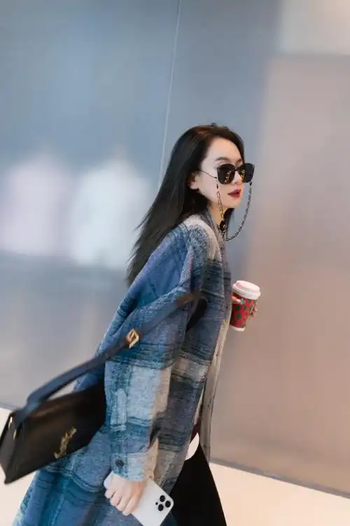 戚薇格纹风衣酷飒街拍图片36