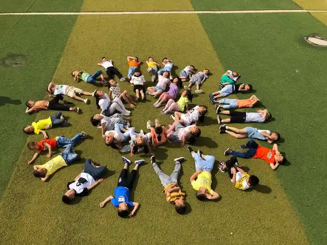 瞧!孩子们在操场上快乐的玩耍.并留下了一张最值得纪念的照片.