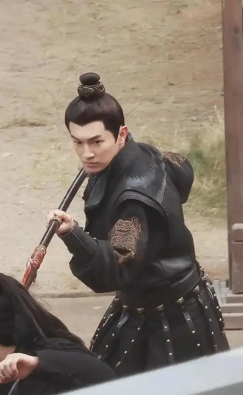 没话讲,杨旭文要英气有英气,要身高有身高,要脸蛋有脸蛋,要仪态有仪态